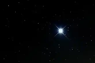 Sirius, văzut noaptea pe cerul înstelat.