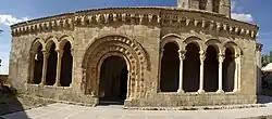 Portic romanic al Bisericii San Miguel (Sotosalbos, Spania)