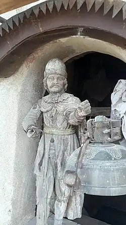 Statueta de lemn din turn (denumită de localnici Bogdan)
