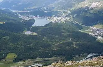Pădurea și lacul Staz (în prim-plan), lacul și localitatea St. Moritz
