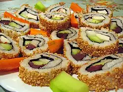 California roll occidental și rola de ton uramaki (カリフォルニア巻き)