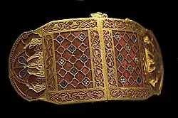 Cataramă de umăr de la Sutton Hoo; secolul al VII-lea timpuriu; aur, sticlă și granat; lungime: 12,7&nbsp;cm; British Museum