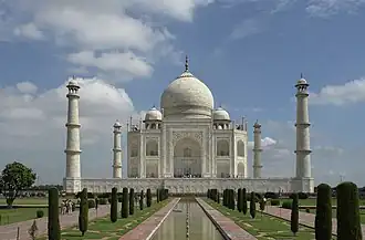 Taj Mahalul (Agra, India), cel mai bine cunoscut exemplu de arhitectură mogulă, c. 1649