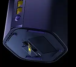 Tenda 5G03 este un ruter cu conectarea la internet prin cablu, mufă RJ45, și prin date mobile 5G/4G/3G, prin inserarea unei cartele SIM. Conexiunea la internet e partajată prin cablu și prin Wi-Fi.