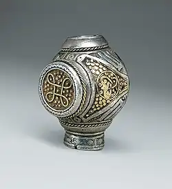 Parte a unei borșe; circa 950; argint, aur și nielare; per ansamblu: 5 x 3,7 x 3,6&nbsp;cm; Muzeul Metropolitan de Artă (New York City)