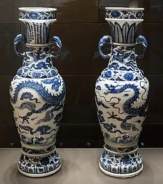 Vazele David; 1351 (Dinastia Yuan); porțelan, ornamente albastru de cobalt sub glazură; înălțime: 63,8&nbsp;cm; British Museum (Londra)