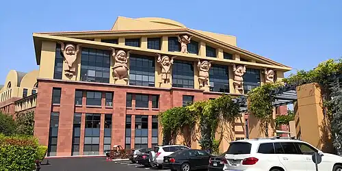 Clădirea Team Disney (Los Angeles, SUA), 1990, de Michael Graves