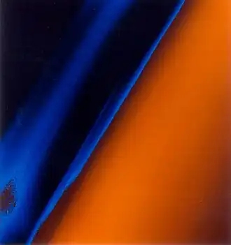 Straturi de ceață alcătuite din compuși organici complexi care acoperă satelitul Titan al lui Saturn.