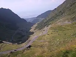 Transfăgărășanul, spre nord (în fundal, Depresiunea Făgăraș)