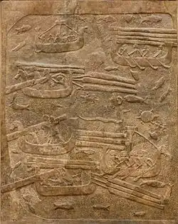 Relief din capitala asiriană Dur-Șarrukin, care înfățișează transportul de cedru libanez; 716-713 î.Hr.; înălțime: 2,41 m, lățime: 38&nbsp;cm; Luvru