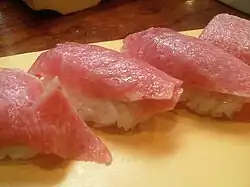 Toro nigiri (burtă de ton gras) (鮪とろ握り)