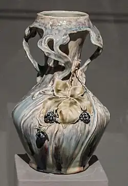 Amforă cu frunze de ulm și mure, manufacturată de Stellmacher & Kessner