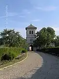 Turnul de la intrarea în curtea Mănăstirii Dealu