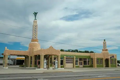 U-Drop Inn, o benzinărie și diner pe U.S. Highway 66 din Shamrock (Texas) (1936), acum un monument istoric