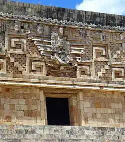 Ornamentare mayașă cu spirale geometrice pe o fațadă a Palatului Guvernatorului (Uxmal, Yucatán)