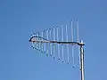 Reţea de antene log-periodice rotativă pentru VHF şi UHF.