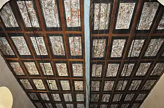 Interiorul, cu tavanul casetat