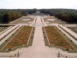 Grădină franceză cu arabescuri la Castelul Vaux-le-Vicomte din Franța