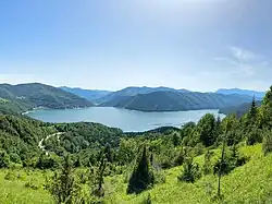 Vedere spre Lacul Izvorul Muntelui de pe munte