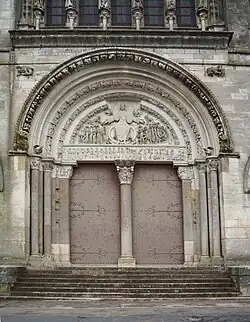 Relief de piatră cu Iisus, la intrarea Abației Vézelay (Burgundia, France)