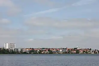 Vedere a orașului dinspre mare