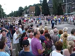 O mulțime de oameni care s-a adunat să aclameze participanții la festivalul Vierdaagse din Nijmegen