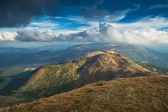Vedere a masivului Muntele Negru de pe vârful Hovârla