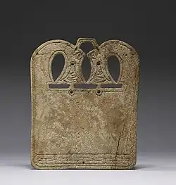 Placă decorată cu capete de monștri; secolele al VIII-lea-al IX-lea târziu; os de balenă; 22 × 18,3 × 0,8&nbsp;cm; Muzeul de Artă Walters (Baltimore, SUA)