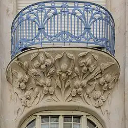 Balcon cu un relief sub el, pe fațada Hôtelului Brion din Strasbourg (Franța), terminat în 1904