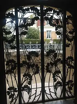 Grilaj de sticlă și fier forjat al ușii din față a Vilei Majorelle din Nancy (1901–1902)