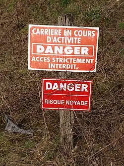 Semne roșii de avertizare pericol