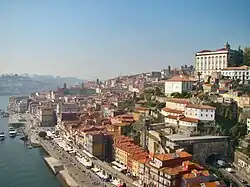 Imagine panoramică cu clădiri dintr-un oraș.