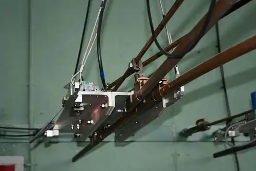 Detaliu cu limbile unui macaz aerian de viteză