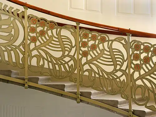 Designuri florale foarte stilizate ale unei balustrade, de Otto Wagner, în Casa Majolica din Viena (1898)