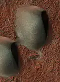 Dune în craterul Wirtz cu cute şi îngheţ, văzute de HiRISE.