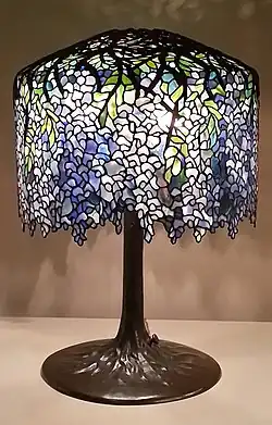 Lampă wisteria de Louis Comfort Tiffany (circa 1902), în Muzeul de Arte Frumoase din Virginia
