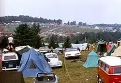 Corturi și mașini ale spectatorilor la Woodstock