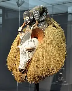 Mască; a poporului yaka; secolul al XX-lea timpuriu; lemn, rafie și pigmenți; Muzeul Rietberg (Zürich, Elveția)