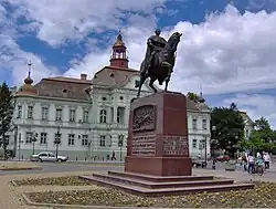 Primăria şi monumentul regelui Petru I al Serbiei
