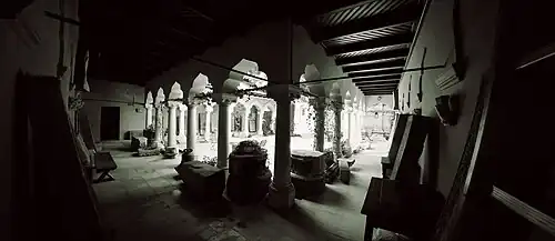 Stavropoleos: curte.