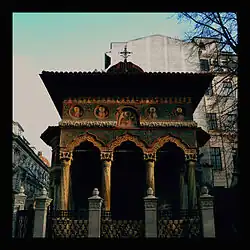 Stavropoleos: porticul din exterior.