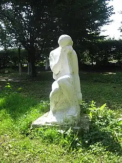Statuia „Femeie plângând” din Rădăuţi