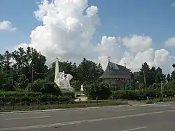 Statuia ecvestră a lui Bogdan I, Monumentul eroilor din primul război mondial și Mănăstirea Bogdana