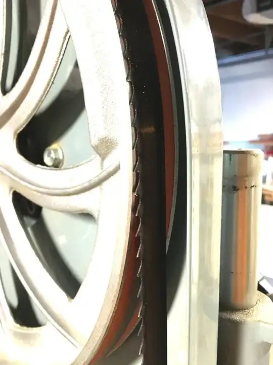 Bandsaw blade tracks towards fronts